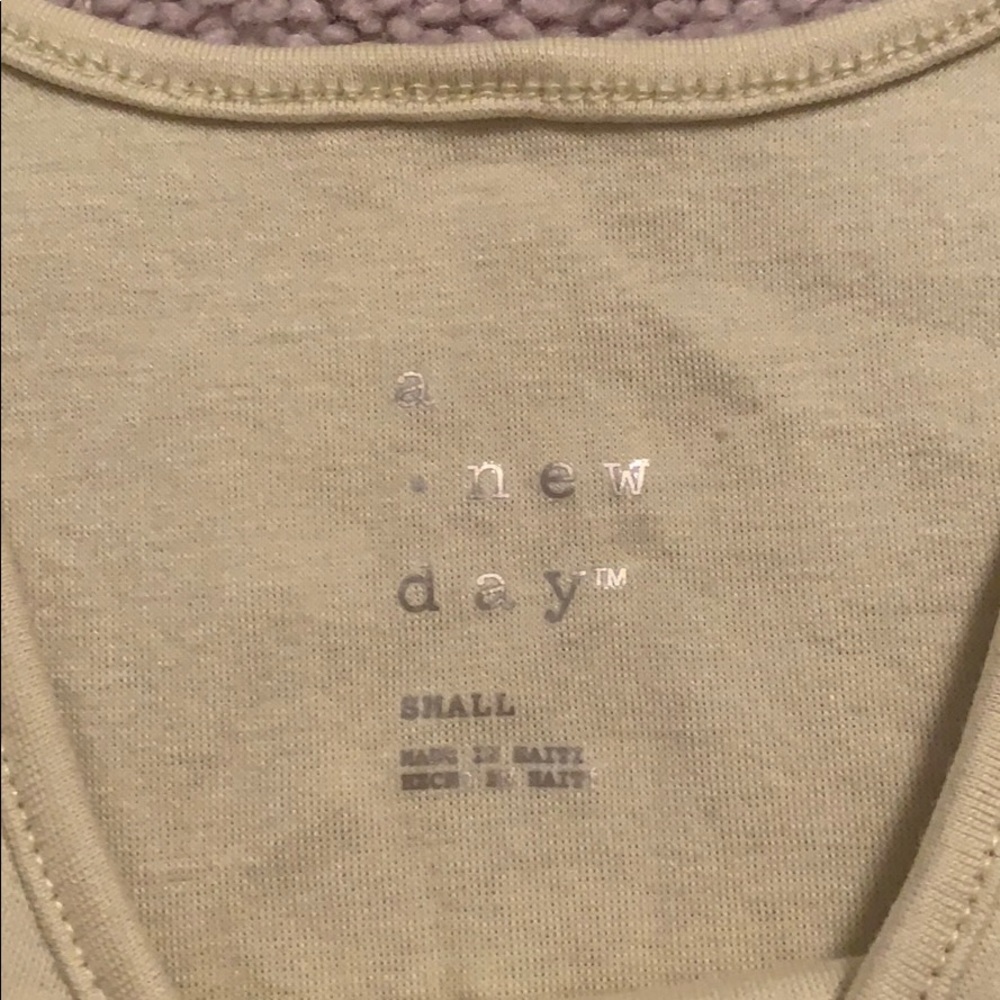 ⛱ A New Day Tank Top Size S ⛱ - Picture 5 of 6